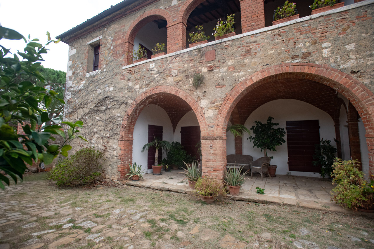 Arched facade of Podere Casanova farmhouse